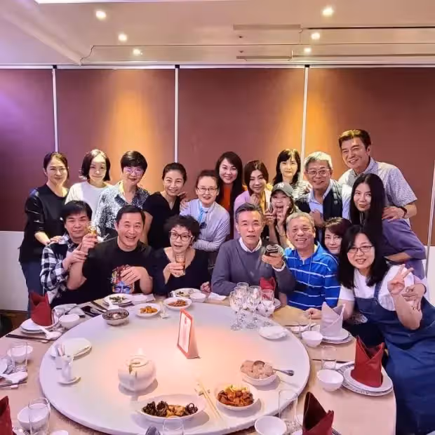 秒掀回憶！崔佩儀曬《花系列》20年後大合照「有革命情感❤」　粉絲驚「當年超帥小生都沒變」保養太好
