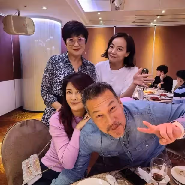秒掀回憶！崔佩儀曬《花系列》20年後大合照「有革命情感❤」　粉絲驚「當年超帥小生都沒變」保養太好