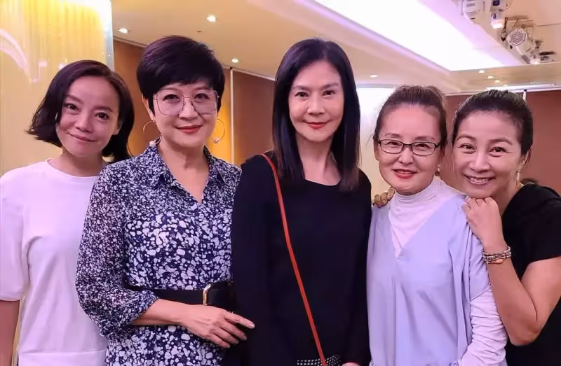 秒掀回憶！崔佩儀曬《花系列》20年後大合照「有革命情感❤」　粉絲驚「當年超帥小生都沒變」保養太好
