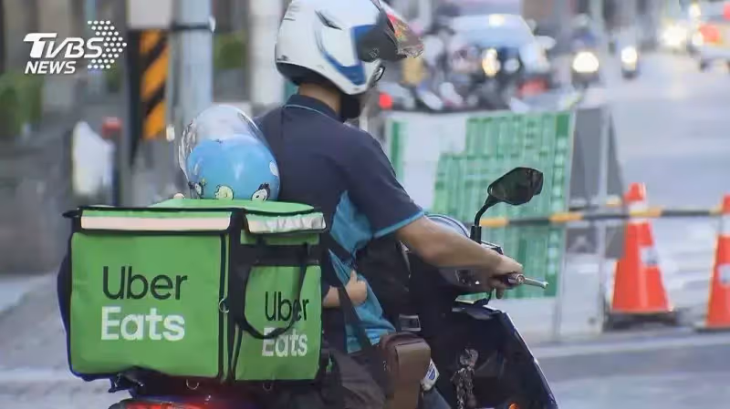 3歲兒揹保溫袋睡著,24歲爸早上做鐵工,晚上送外送,獨力養家,他心疼:見孩子就不累了