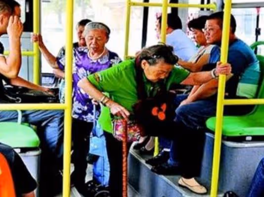 兒子突然把孫女送來,半夜聽到孫女的夢話,我連忙去找兒子