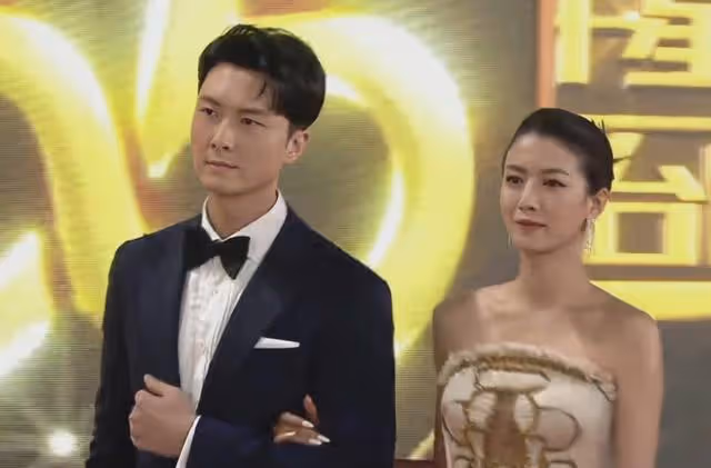 TVB著名夫妻檔再曝離婚，台慶同台同框零交流，互當彼此不存在