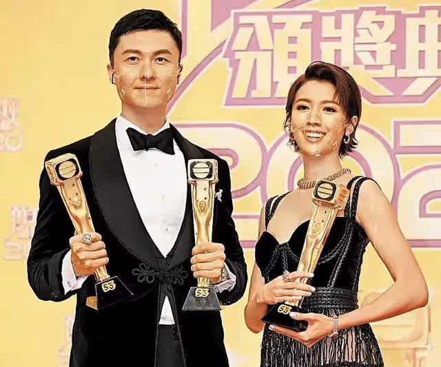 TVB著名夫妻檔再曝離婚，台慶同台同框零交流，互當彼此不存在