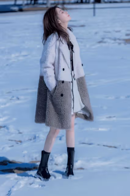42歲殷桃美照曝光!雪地拍攝露超細美腿,穿緊身針織裙女人味十足