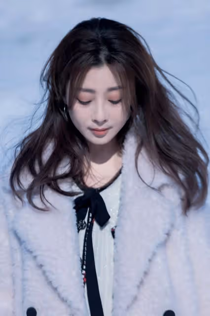42歲殷桃美照曝光!雪地拍攝露超細美腿,穿緊身針織裙女人味十足