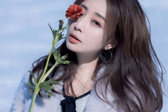 42歲殷桃美照曝光!雪地拍攝露超細美腿,穿緊身針織裙女人味十足