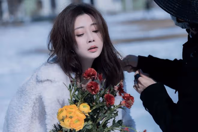 42歲殷桃美照曝光!雪地拍攝露超細美腿,穿緊身針織裙女人味十足