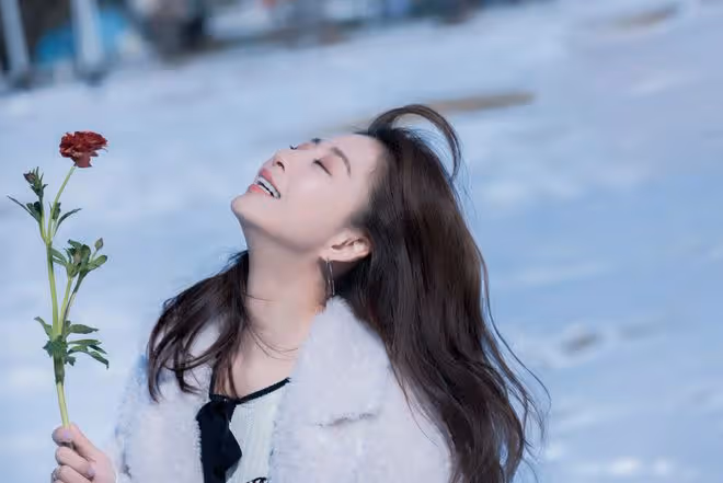 42歲殷桃美照曝光!雪地拍攝露超細美腿,穿緊身針織裙女人味十足