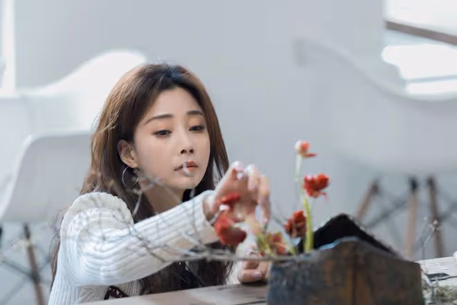 42歲殷桃美照曝光!雪地拍攝露超細美腿,穿緊身針織裙女人味十足