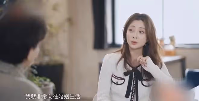42歲殷桃美照曝光！雪地拍攝露超細美腿，穿緊身針織裙女人味十足