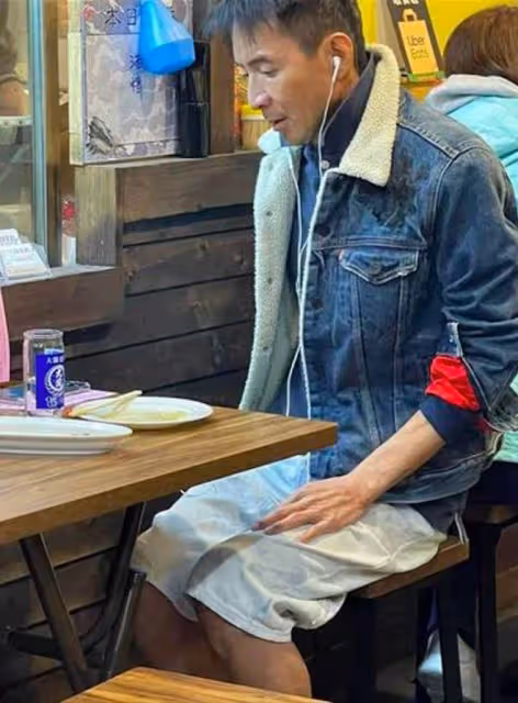 55歲TVB戲骨獨自坐路邊攤喝酒,眉頭緊鎖身形暴瘦,曾患癌立遺囑