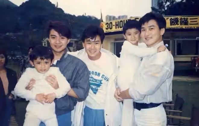 55歲TVB戲骨獨自坐路邊攤喝酒,眉頭緊鎖身形暴瘦,曾患癌立遺囑