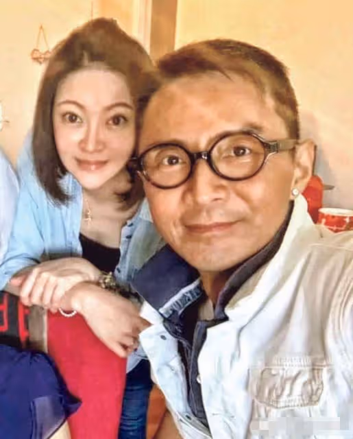 55歲TVB戲骨獨自坐路邊攤喝酒,眉頭緊鎖身形暴瘦,曾患癌立遺囑