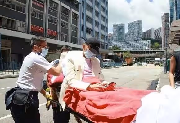 55歲TVB戲骨獨自坐路邊攤喝酒,眉頭緊鎖身形暴瘦,曾患癌立遺囑