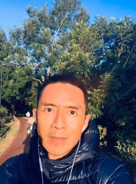 55歲TVB戲骨獨自坐路邊攤喝酒,眉頭緊鎖身形暴瘦,曾患癌立遺囑