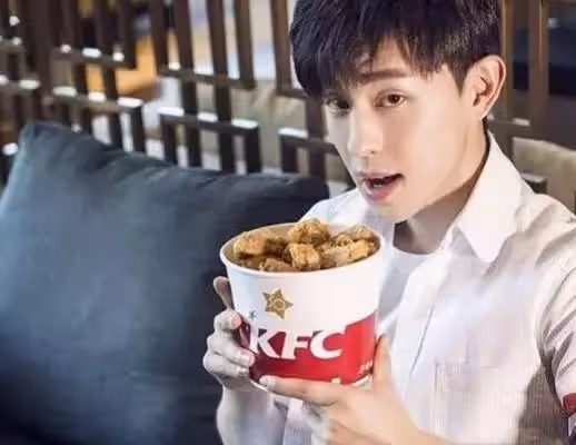 帶你看看鄧倫住的豪宅，在家喜歡弄自拍，內部裝修很豪華_房間_化妝_哥哥