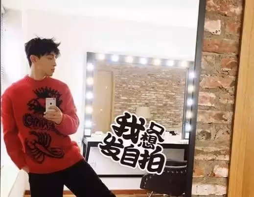帶你看看鄧倫住的豪宅，在家喜歡弄自拍，內部裝修很豪華_房間_化妝_哥哥