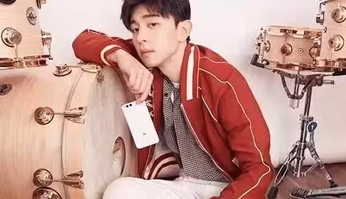 帶你看看鄧倫住的豪宅，在家喜歡弄自拍，內部裝修很豪華_房間_化妝_哥哥