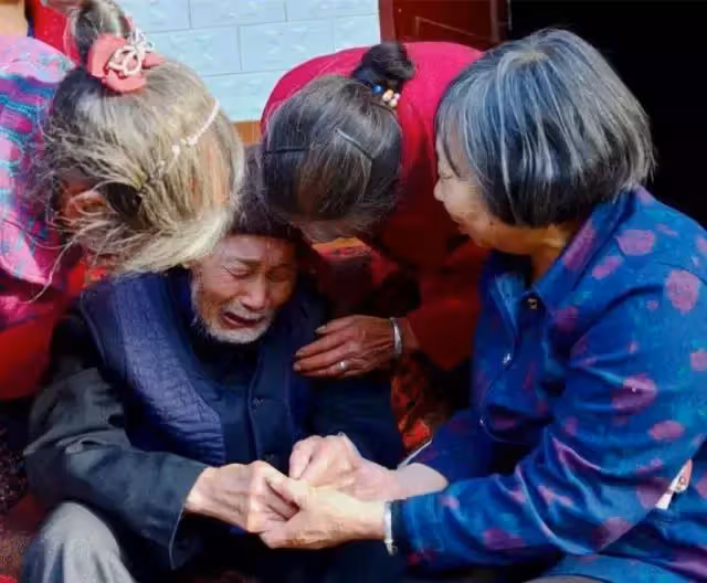 「我媽離婚後,我最恨我奶奶」,老人80大壽那天,被親孫子懟哭了
