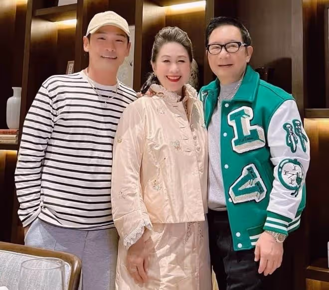 杜德偉攜妻兒回內地,吃豪華大餐太愜意,5歲兒子已提早放暑假