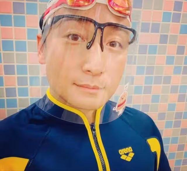 香港「飛魚王子」開游泳學校月虧20萬,接受採訪被深情凝視引熱議