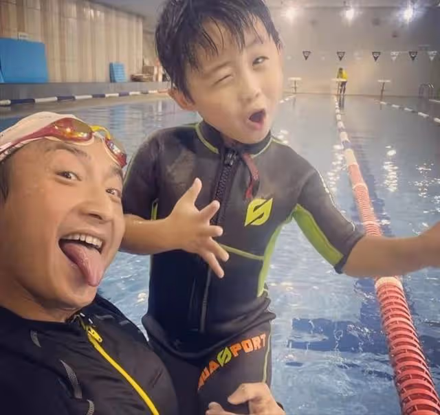 香港「飛魚王子」開游泳學校月虧20萬,接受採訪被深情凝視引熱議