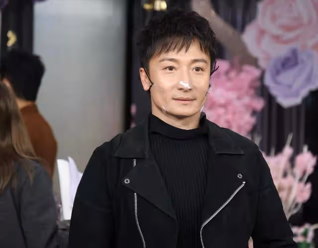 香港「飛魚王子」開游泳學校月虧20萬,接受採訪被深情凝視引熱議