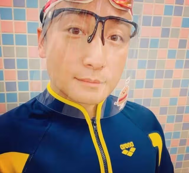 香港「飛魚王子」開游泳學校月虧20萬,接受採訪被深情凝視引熱議