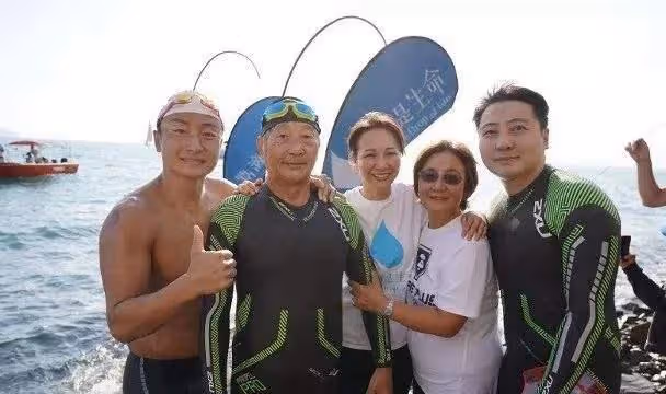 香港「飛魚王子」開游泳學校月虧20萬,接受採訪被深情凝視引熱議