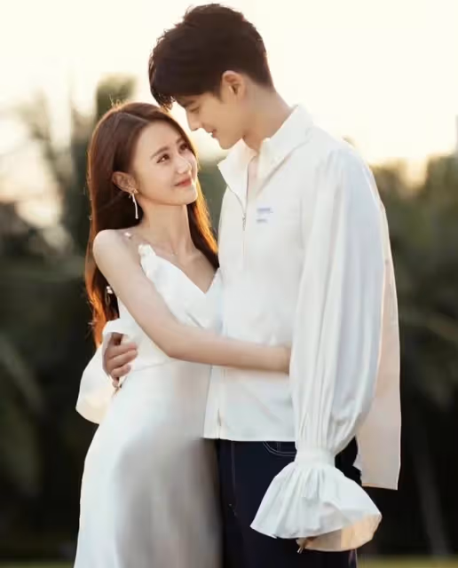 郭品超婚紗照曝光!與小19歲女友甜蜜相擁,曾自曝已買婚房將結婚