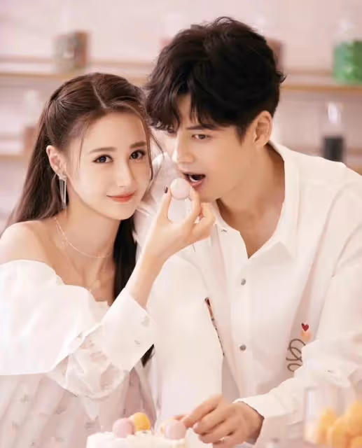 郭品超婚紗照曝光!與小19歲女友甜蜜相擁,曾自曝已買婚房將結婚