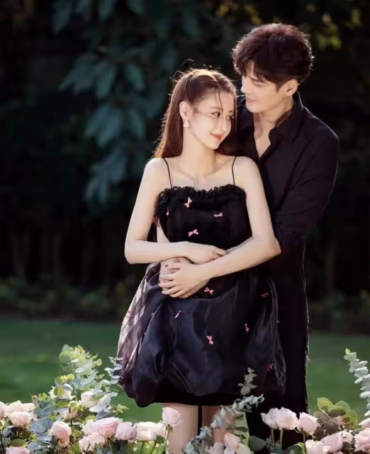郭品超婚紗照曝光!與小19歲女友甜蜜相擁,曾自曝已買婚房將結婚