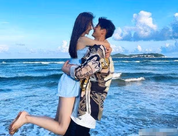 郭品超婚紗照曝光!與小19歲女友甜蜜相擁,曾自曝已買婚房將結婚