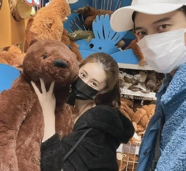 郭品超婚紗照曝光!與小19歲女友甜蜜相擁,曾自曝已買婚房將結婚