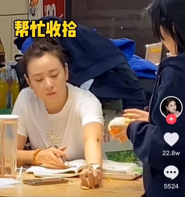 《變形計》女孩獲幸福人生！城市媽媽為資助學費，獨自開麵館掙錢