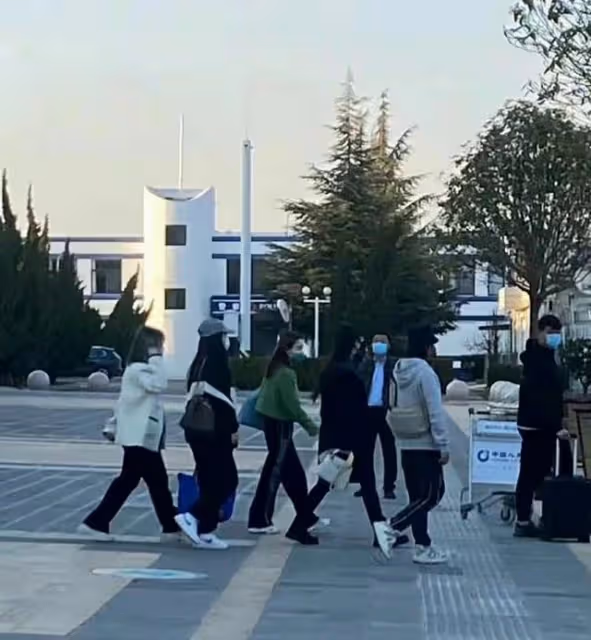 劉亦菲拍戲被偶遇,身材發福雙下巴明顯,遮擋嚴實難掩出眾氣質