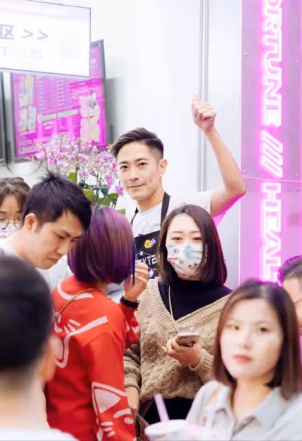 38歲港星遭TVB解約6年,轉戰內地拍戲、開店,去年還登上央視獻唱