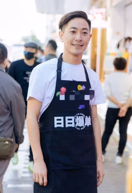 38歲港星遭TVB解約6年,轉戰內地拍戲、開店,去年還登上央視獻唱