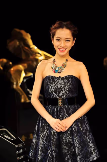 40歲女星生日前痛失外婆,對方患癌3年,失明仍靠聽電視支持外孫