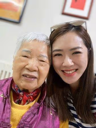 40歲女星生日前痛失外婆,對方患癌3年,失明仍靠聽電視支持外孫