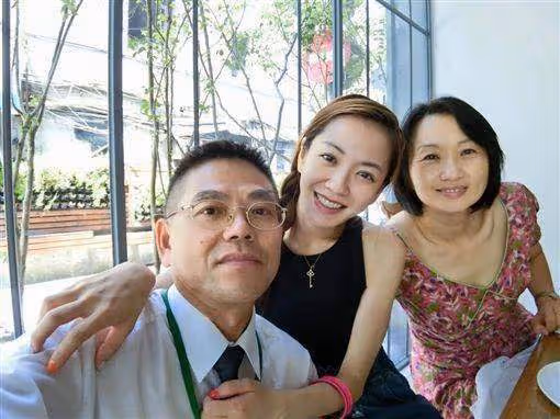 40歲女星生日前痛失外婆，對方患癌3年，失明仍靠聽電視支持外孫