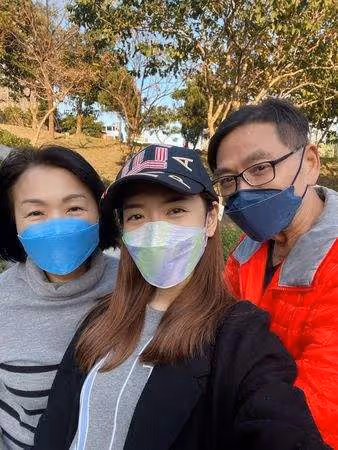 40歲女星生日前痛失外婆，對方患癌3年，失明仍靠聽電視支持外孫