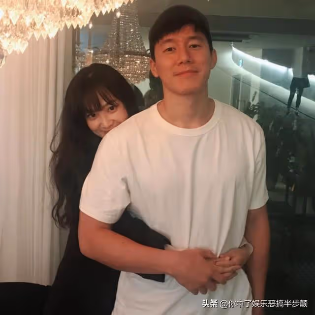 他酒後對女友示愛意外公開戀情,如今成韓國娛樂圈模範夫妻