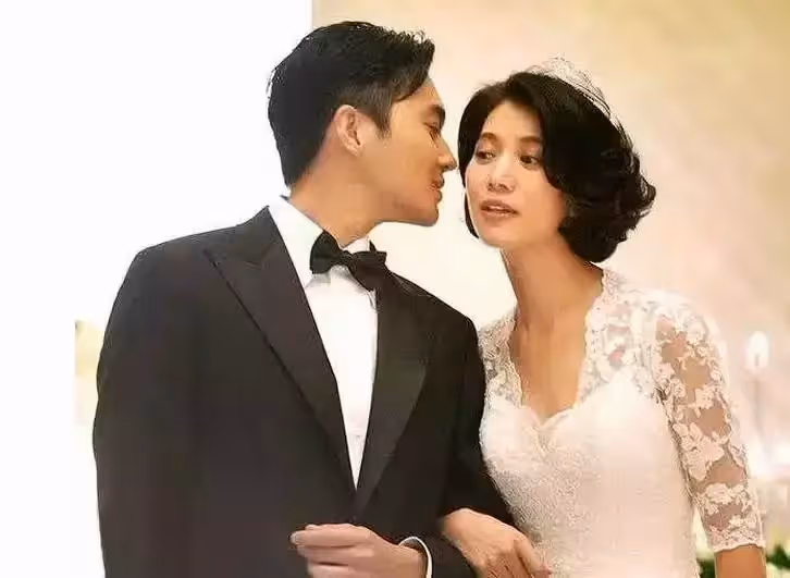 袁詠儀自曝有「強迫症」,與張智霖物品分開放,跟蹤兒子與女同學約會,網友:和普通家庭的父母無異