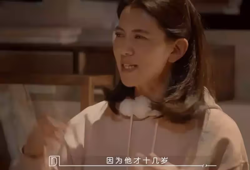 袁詠儀自曝有「強迫症」,與張智霖物品分開放,跟蹤兒子與女同學約會,網友:和普通家庭的父母無異