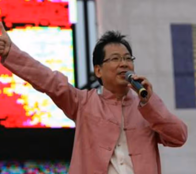 張明敏：香港第一個登上春晚的歌手，背後的愛國故事讓人敬佩