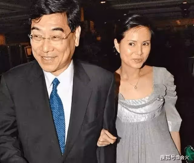 55歲李若彤近照曝光!穿旗袍自信秀肌肉線條,上圍豐滿腰肢纖細,用一雙筷子盤頭髮有創意