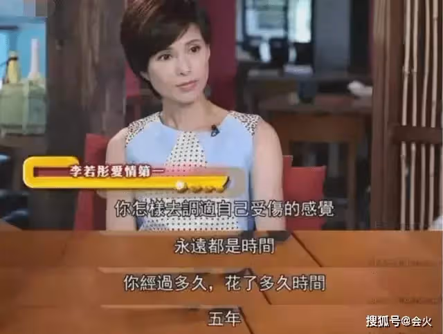 55歲李若彤近照曝光!穿旗袍自信秀肌肉線條,上圍豐滿腰肢纖細,用一雙筷子盤頭髮有創意