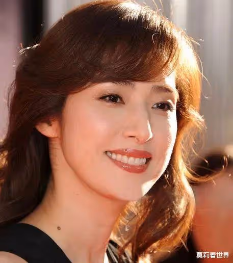 天海祐希-全日本女人最想嫁的人,54歲容顏似少女,驚艷眾人!