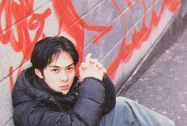 27年前的「神級美少年」，與女友戀愛11年不結婚，今44歲了